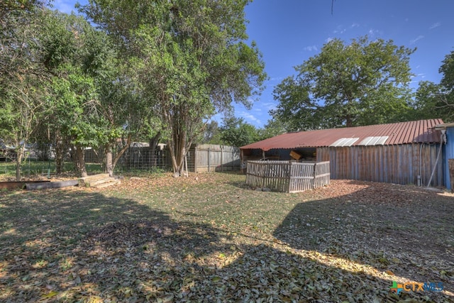 view of yard with an outbuilding