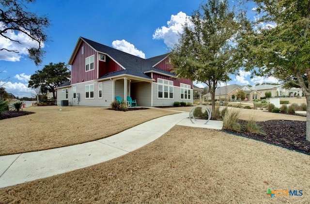 view of front facade with a front yard