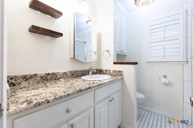 801 Arrowhead Dr, Salado, TX 76571 - bathroom with baseboards, toilet, vanity, and crown molding