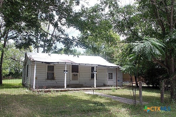 manufactured / mobile home featuring a front yard