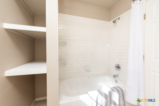 bathroom featuring shower / tub combo