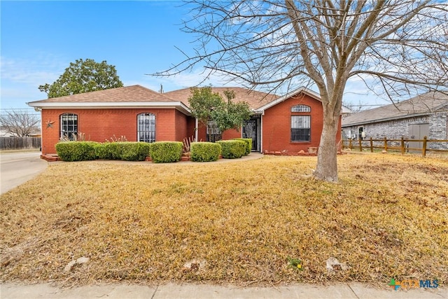 single story home featuring a front yard