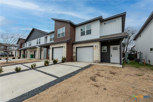 view of front facade featuring a garage