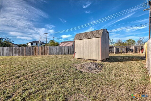 view of yard featuring a storage unit