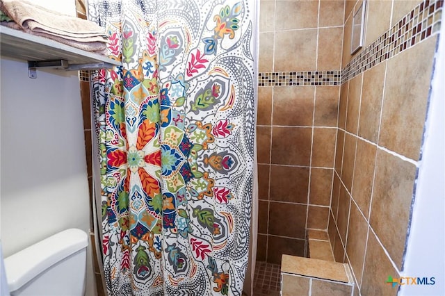 full bath with curtained shower and toilet