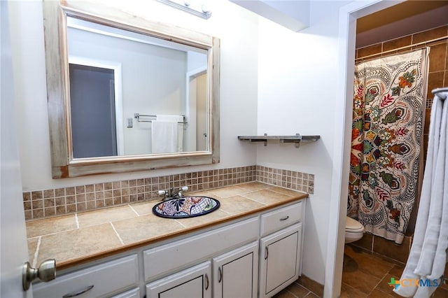 full bath featuring backsplash, toilet, vanity, and a shower with shower curtain