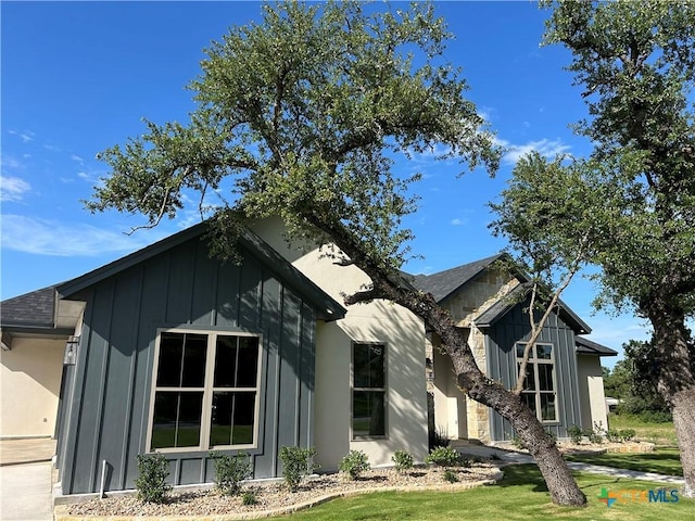 5903 Whippoorwill Rd, Temple, TX 76502 - view of front of house with board and batten siding and a front lawn