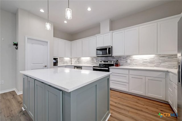 1512 Stonecrest Dr, Granite Shoals, TX 78654 - kitchen featuring stainless steel appliances, a kitchen island, backsplash, light wood-style flooring, and light countertops
