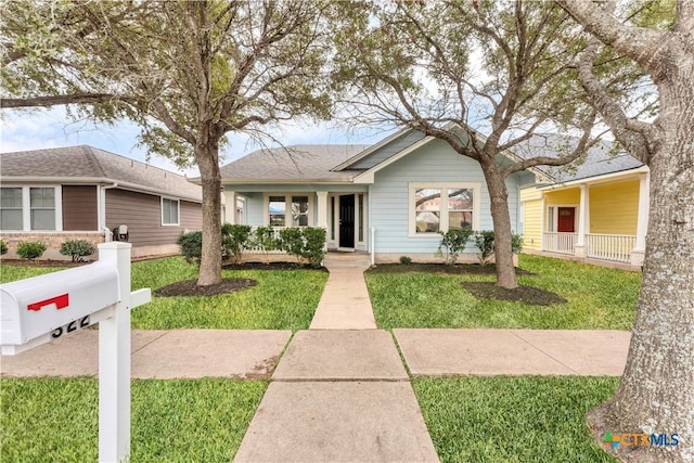 view of front facade with a front yard