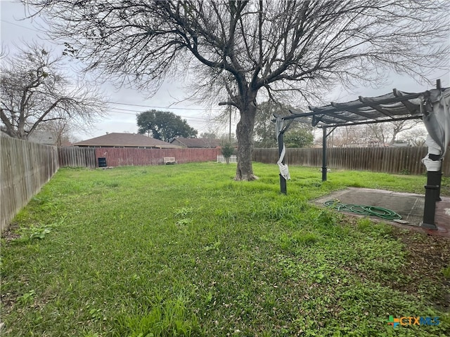 view of yard featuring a pergola