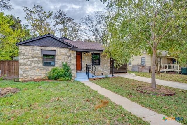 view of front of property featuring a front yard