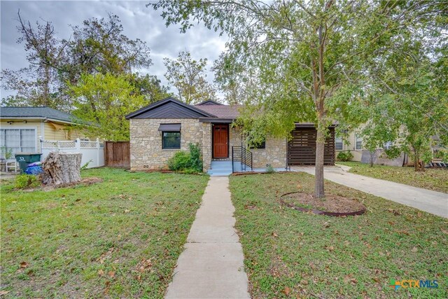 view of front of property featuring a front yard