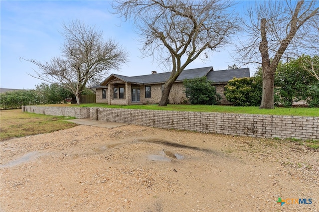 ranch-style house featuring a front yard