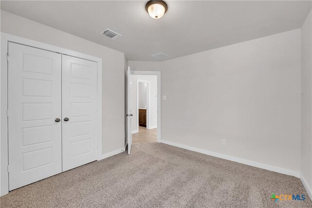 empty room featuring dark hardwood / wood-style flooring and an inviting chandelier