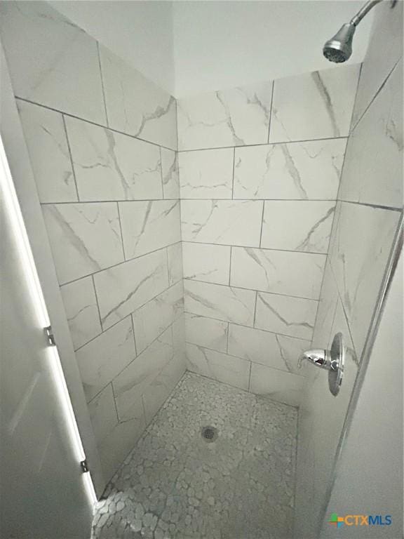 bathroom featuring tiled shower