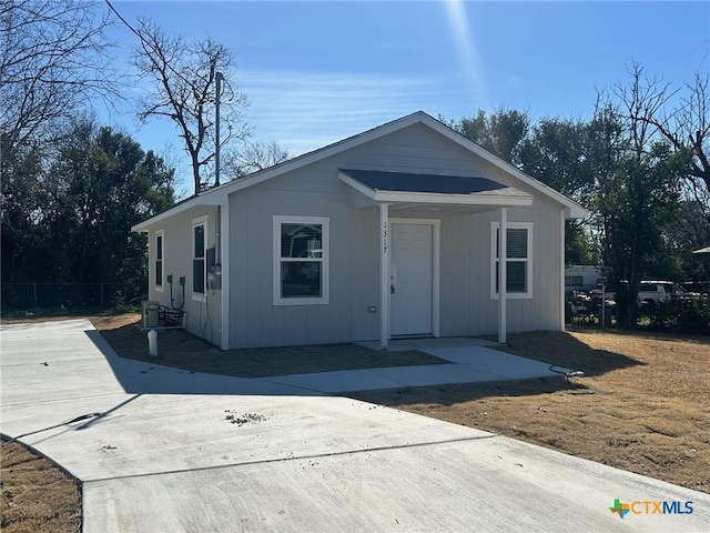 view of front of home with fence and covered porch