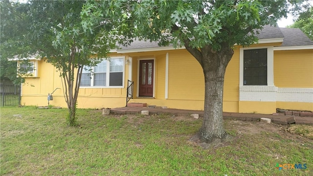 view of front of home featuring a front yard