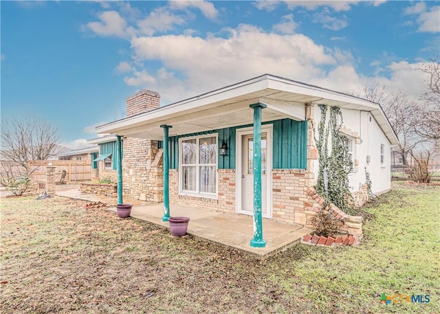 view of front facade featuring a front yard and a patio area