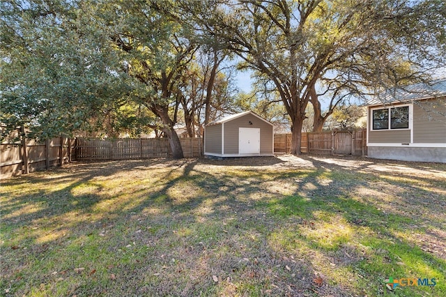 view of yard featuring a storage shed