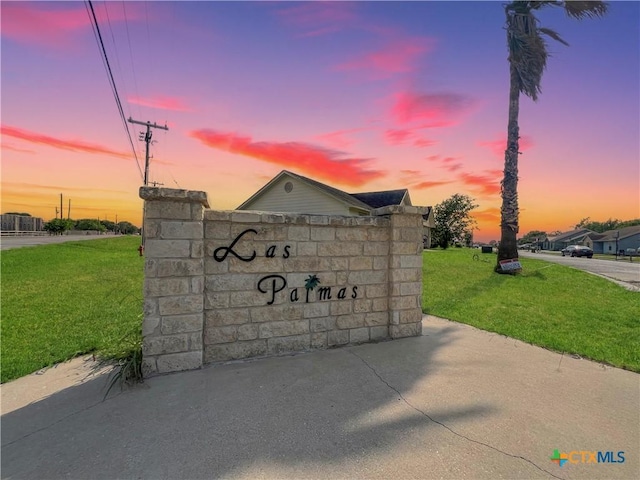 community sign with a yard