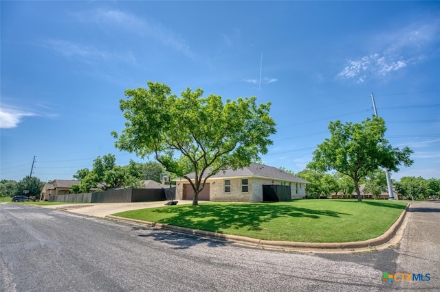 ranch-style home featuring a front lawn