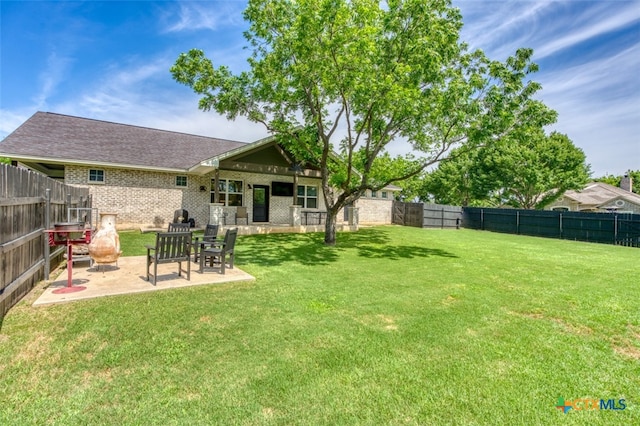 view of yard featuring a patio area