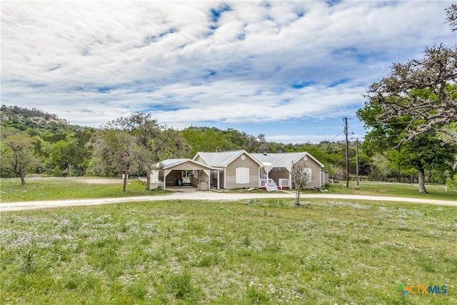 view of front of home with a carport and a front yard