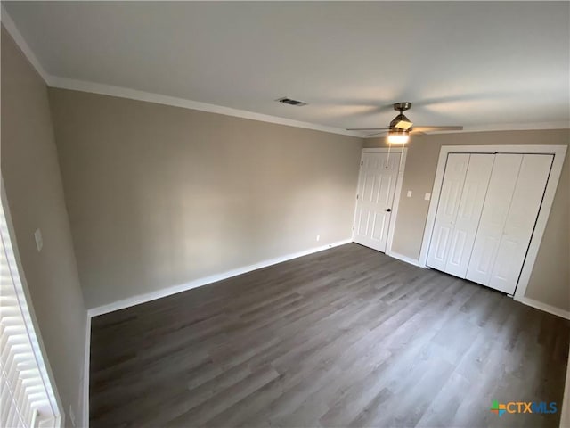 unfurnished bedroom with a ceiling fan, baseboards, ornamental molding, and dark wood-type flooring