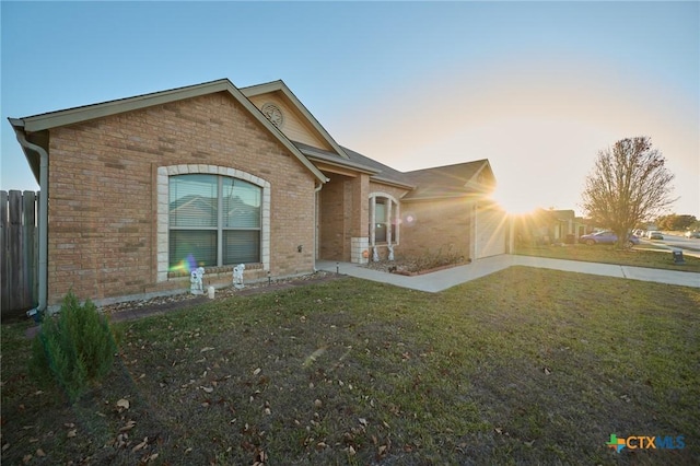 view of front of property featuring a yard