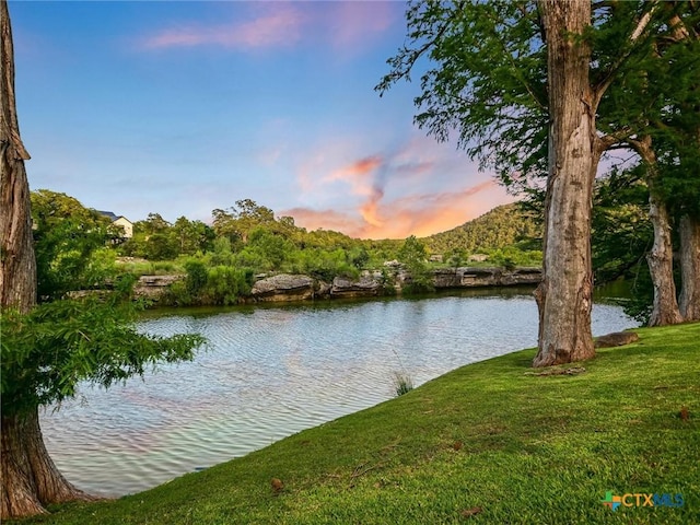 water view with a mountain view