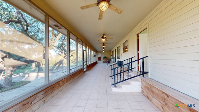 sunroom with ceiling fan