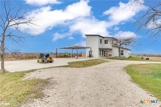 view of front of property featuring a front yard and a carport