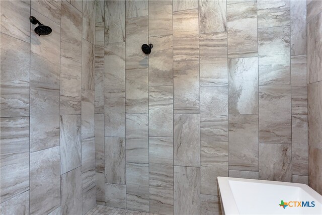 bathroom featuring tiled shower