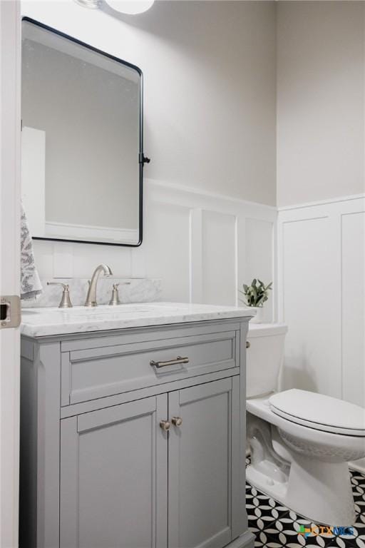 110 Terra Vista Ranch Rd, Victoria, TX 77904 - half bathroom featuring a decorative wall, vanity, and wainscoting