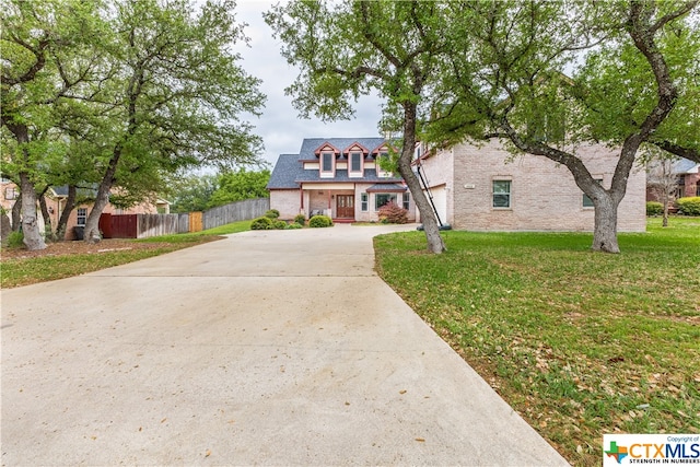 view of front of home featuring a front lawn