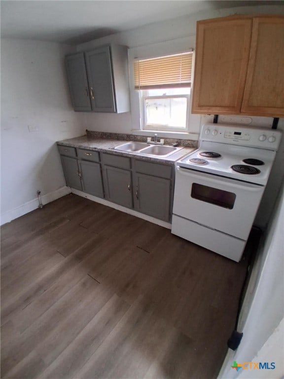 kitchen featuring dark wood-style floors, a sink, electric range, and gray cabinets