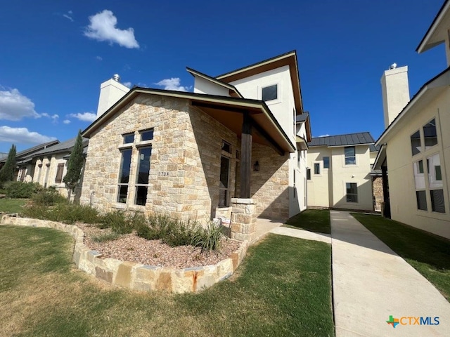 view of front facade with a front yard