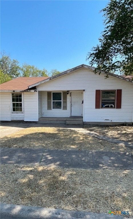 ranch-style house with covered porch