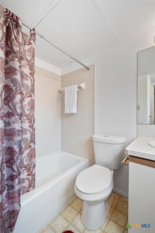 bathroom with shower / bath combination with curtain, baseboards, vanity, and toilet