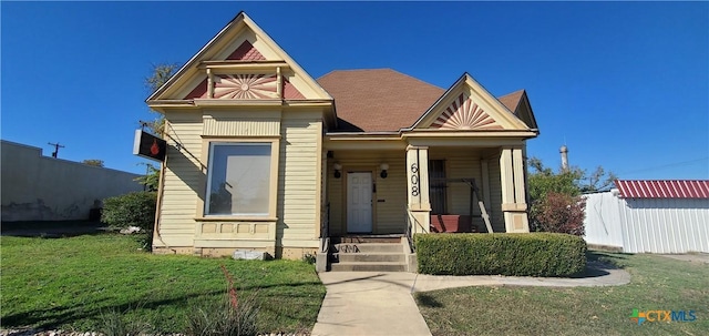 view of front of house with a front lawn