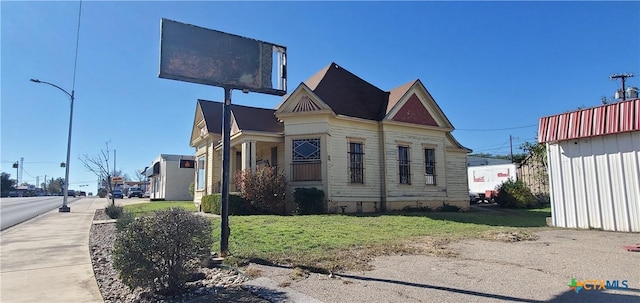 view of front of house featuring a front lawn