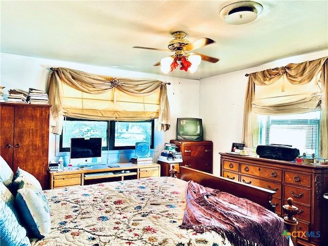 bedroom with ceiling fan