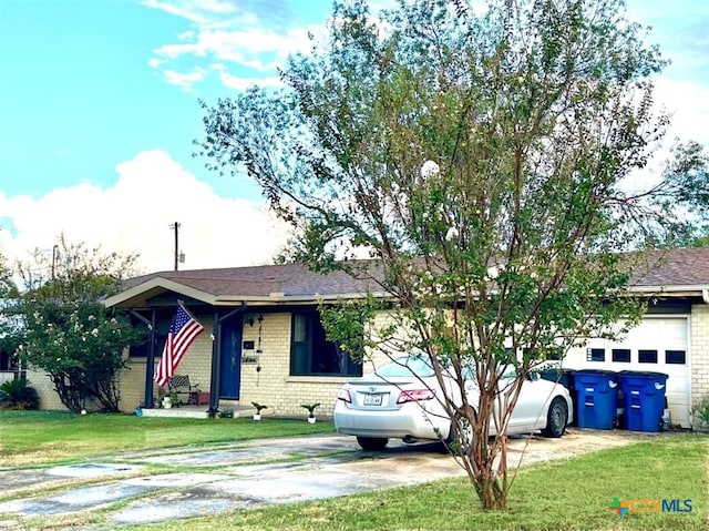 view of front facade with a front lawn