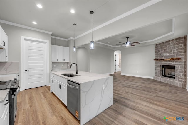113 Cobblestone Ln, Burnet, TX 78611 - kitchen featuring a sink, a ceiling fan, electric range oven, dishwasher, and an island with sink