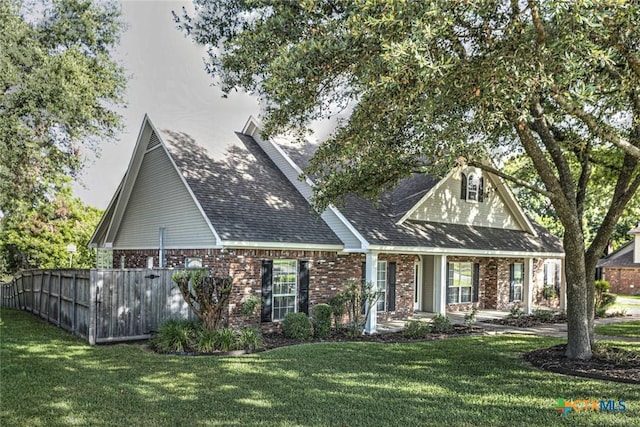 view of front of property featuring a front lawn