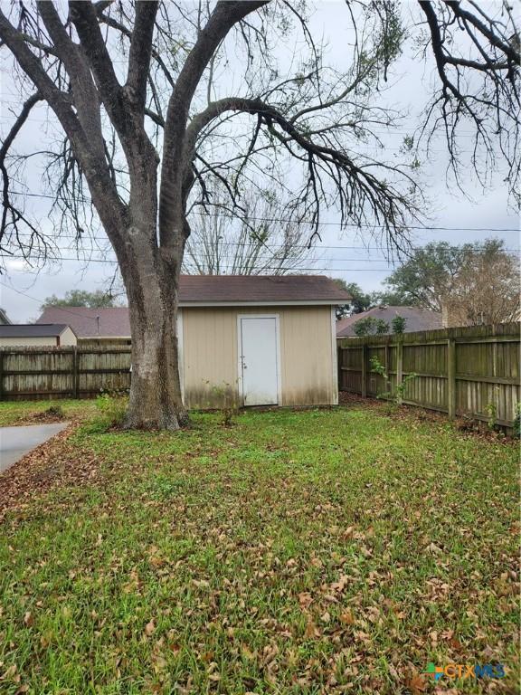 view of yard with a storage unit