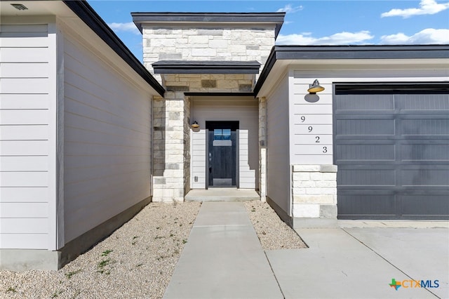 9923 Loma Alta Cir, Converse, TX 78109 - doorway to property featuring stone siding and a garage