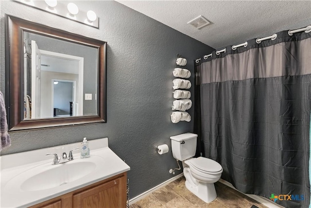 7611 Presidio Crk, Boerne, TX 78015 - full bath with visible vents, a textured ceiling, toilet, and a textured wall