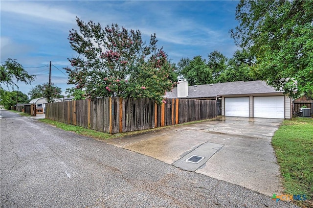 2006 Canyon Creek Dr, Temple, TX 76502 - garage with concrete driveway