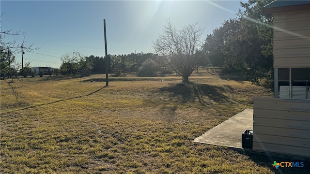 view of yard featuring a rural view